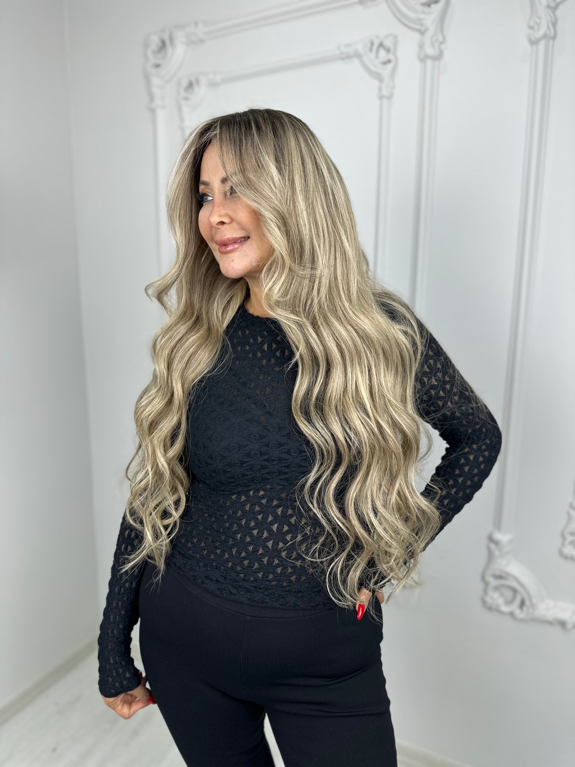 Orta kumral dipten bebek sarısına ombre geçişli, 80 cm uzunluğunda İsviçre dantelli lüks peruk,Şeffaf İsviçre dantel tabanlı, doğal görünümlü uzun sarı peruk, Kadınlar için el yapımı, yoğun hacimli 300g ombre renkli peruk, Doğal saç çizgisine sahip, nefes alabilen İsviçre dantelli sarı peruk, Lüks insan saçı peruk – uzun, dolgun, doğal renk geçişl