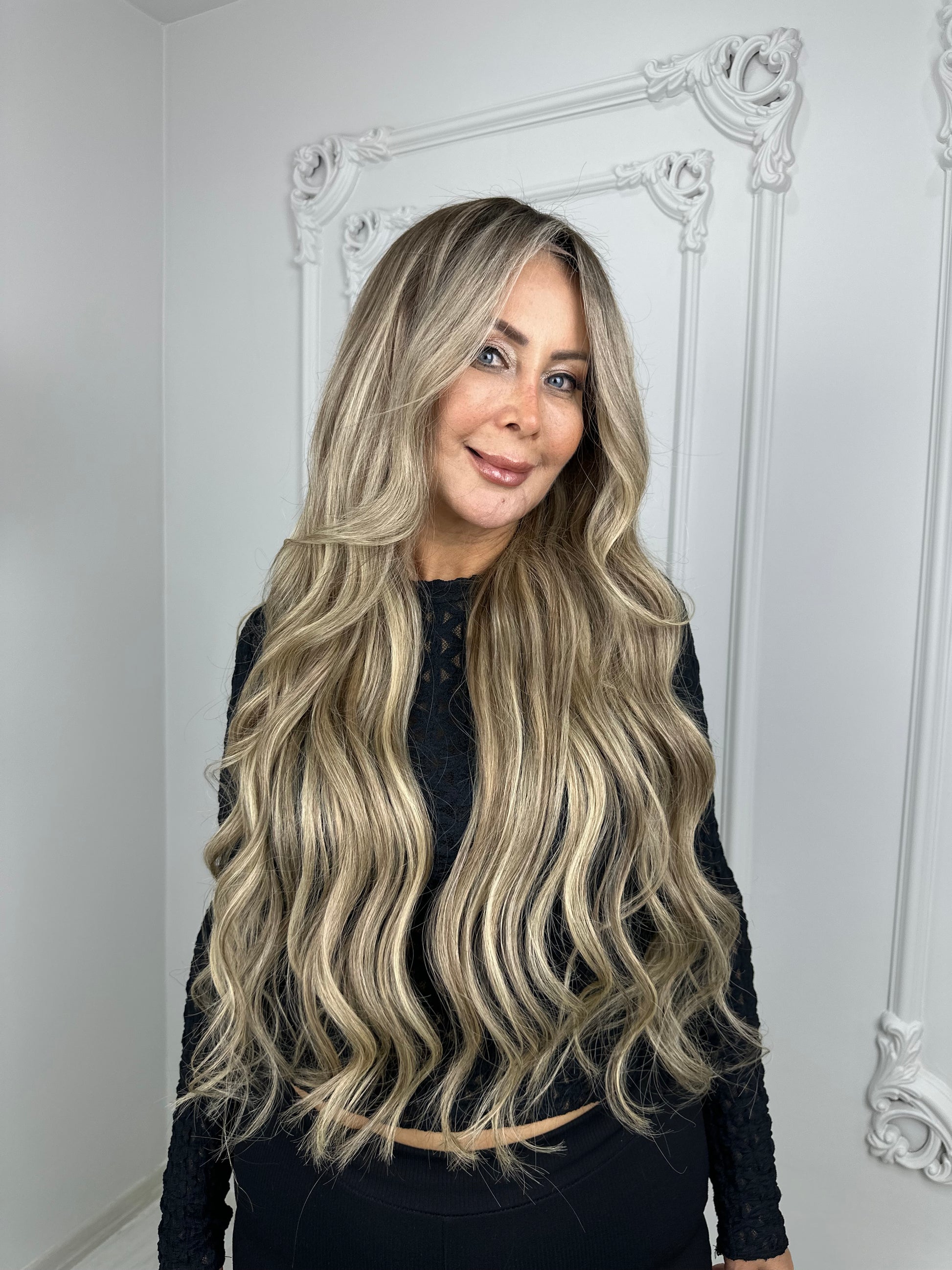 Orta kumral dipten bebek sarısına ombre geçişli, 80 cm uzunluğunda İsviçre dantelli lüks peruk,Şeffaf İsviçre dantel tabanlı, doğal görünümlü uzun sarı peruk, Kadınlar için el yapımı, yoğun hacimli 300g ombre renkli peruk, Doğal saç çizgisine sahip, nefes alabilen İsviçre dantelli sarı peruk, Lüks insan saçı peruk – uzun, dolgun, doğal renk geçişl